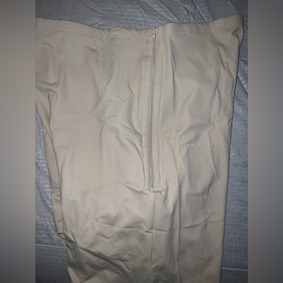 Postpartum recovery support in nude - Picture 7 of 16